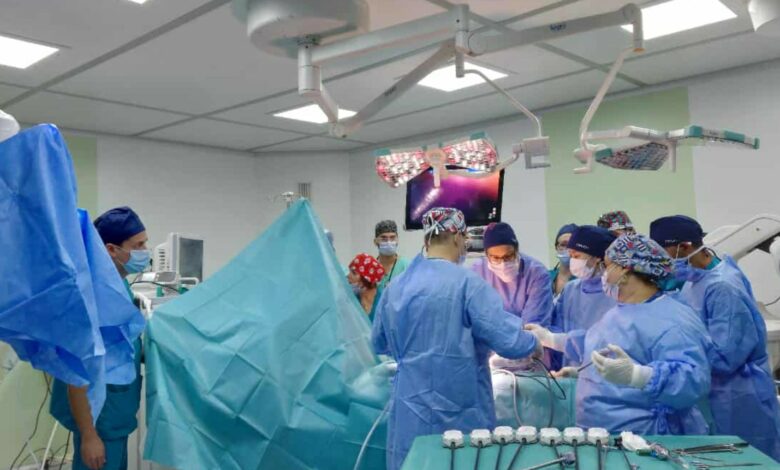 تونس تدخل عصر الجراحة الذكية بأول عملية روبوتية ناجحة في مستشفى شارل نيكول