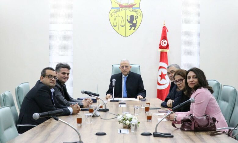 وزير الصحة يعقد جلسة عمل لتعزيز أقسام الإنعاش في تونس