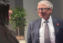 الملياردير الأمريكي “بيل غيتس” يدعم وزيرة السعادة “أنس جابر”