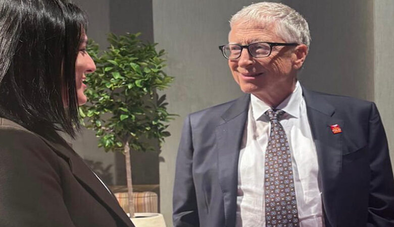 الملياردير الأمريكي “بيل غيتس” يدعم وزيرة السعادة “أنس جابر”