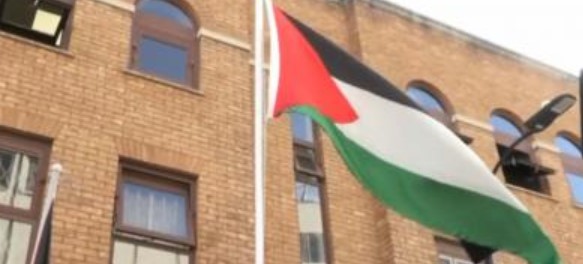 في لحظة تاريخية تعيشها العاصمة البريطانية لندن : رفع علم فلسطين