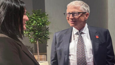 الملياردير الأمريكي “بيل غيتس” يدعم وزيرة السعادة “أنس جابر”